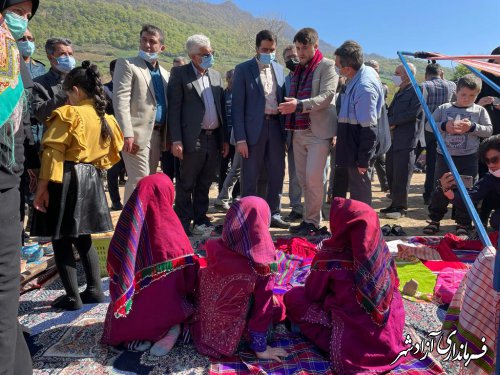 بازدید فرماندار و رئیس ستاد اجرایی هماهنگی خدمات سفر شهرستان آزادشهر از نمایشگاه صنایع‌دستی شهرستان