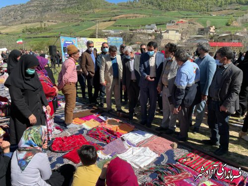 بازدید فرماندار و رئیس ستاد اجرایی هماهنگی خدمات سفر شهرستان آزادشهر از نمایشگاه صنایع‌دستی شهرستان