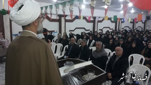 جشن انقلاب در دبیرستان دخترانه شاهد آزادشهر و تجلیل از دانش آموزان برتر این دبیرستان