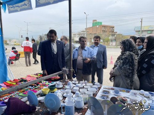 بازدید فرماندار شهرستان آزادشهر از نمایشگاه نوروزی صنایع‌دستی شهرستان