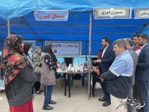 بازدید فرماندار شهرستان آزادشهر از نمایشگاه نوروزی صنایع‌دستی شهرستان