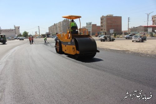 بازدید فرماندار  آزادشهر از روند اجرای آسفالت اصلاح هندسی میدان جمهوری