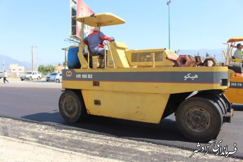 بازدید  فرماندار  آزادشهر از روند اجرای آسفالت اصلاح هندسی میدان جمهوری 