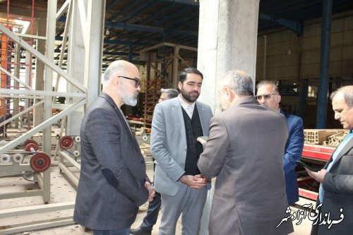 بازدید فرماندار آزادشهر از کارخانه آجر ماشینی قابوس آجر